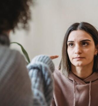 Personas en una conversación incómoda.