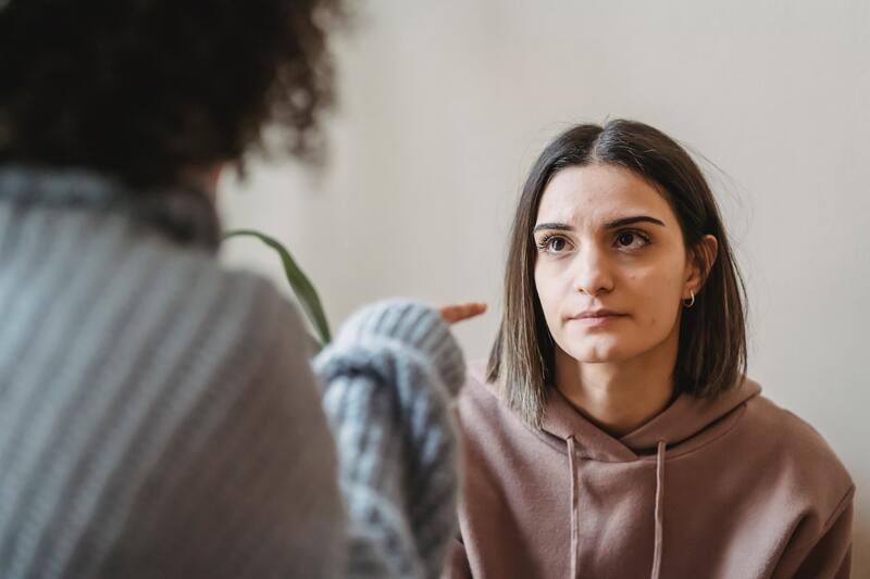 Personas en una conversación incómoda.