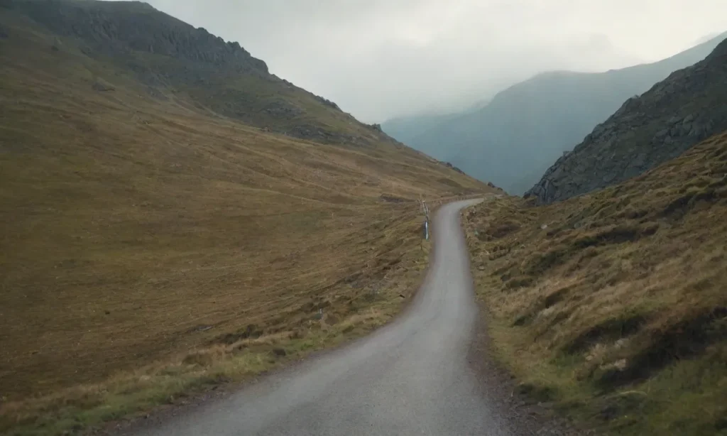 Caminos de autodescubrimiento para aumentar la confianza 3 Un camino largo entre montañas que representa el camino al autodescubrimiento